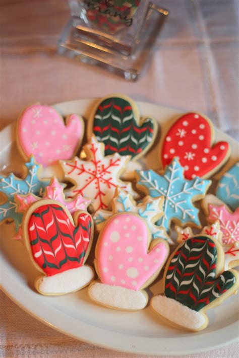 Tips for decorating cookies with kids. Mitten Sugar Cookies tutorial - Holly Bakes