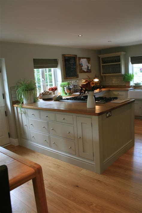 Aberford Handmade Kitchen Painted In Farrow And Ball Old White