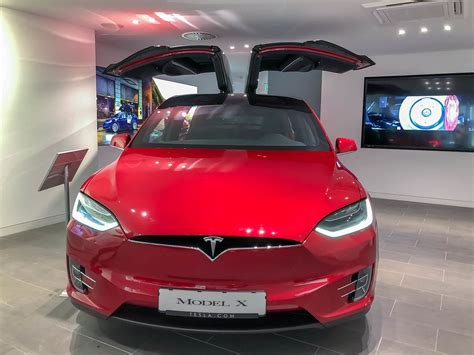 Blauer Tesla Model S Bei Der Fahrzeugübernahme In Neuss Creative