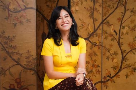 Intip Gaya Cantik Dian Sastro Kenakan Kebaya Kuning Netizen Idolaku