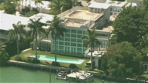 He also earns approximately $600,000 per year and performs on average about 50 shows every year. Shooting report at Lil Wayne's Florida home was 'swatting' hoax, say police - ABC7 Los Angeles