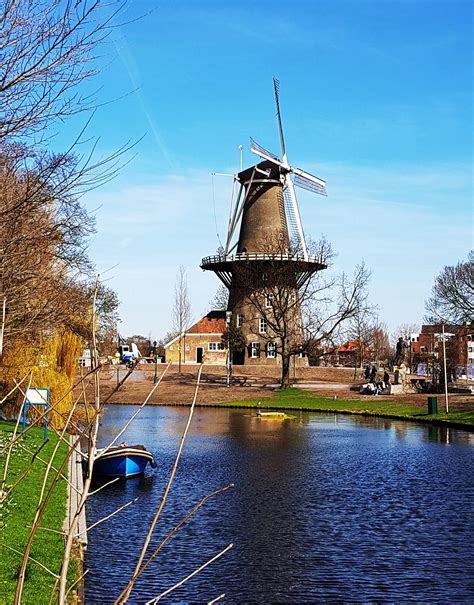 Leiden is located in south holland, 20 kilometers away from hague and 40 from amsterdam. Leiden | Rheine, Leiden und Holland