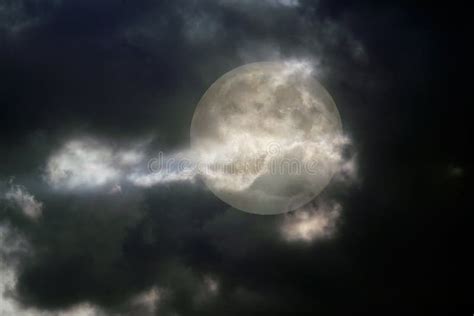 Noite Nublado Da Lua Cheia Foto De Stock Imagem De Moody 42161296