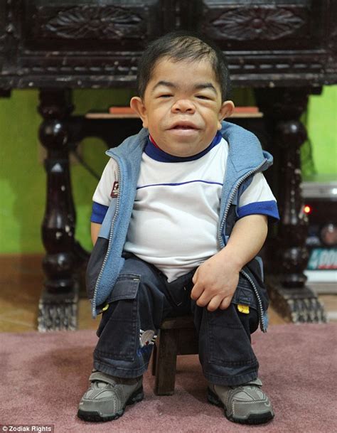 Photos Meet Edward Hernandez The Worlds Smallest Man Who Stands At