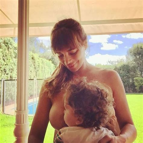 ximena capristo redobló la apuesta y volvió a publicar una foto desnuda amamantando a su hijo