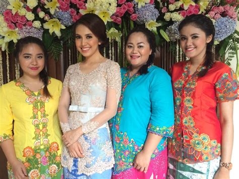 Tetapi sekarang ini juga banyak yang memberikan seserahan pada saat acara. Lamaran Adat Betawi dan Minang ala Dea dan Audy | The ...