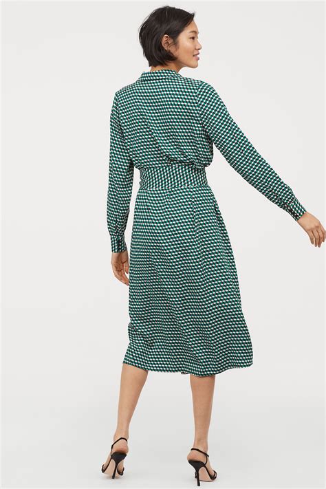 Summer is here and h&m has a dress for every occasion. H&M - dress with graphical print - Dresscodes