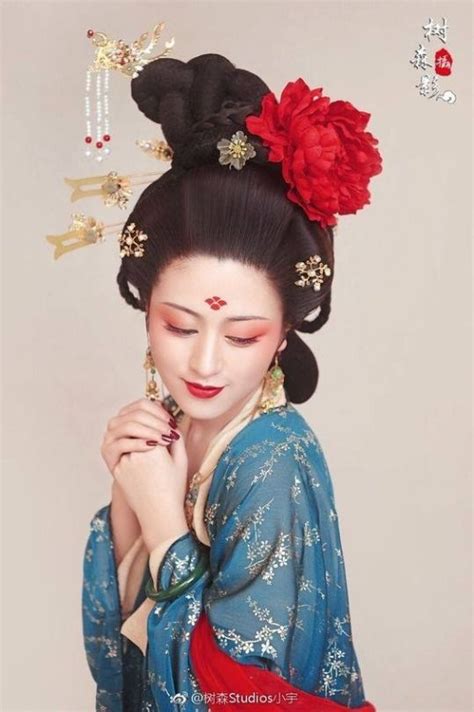 Traditional Chinese Hanfu Makeup And Hair In The Style Of The Tang Dynasty Chinese Beauty