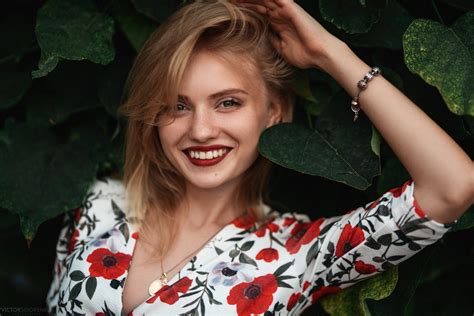 Winter Blonde Model Woman Ligths Girl Lipstick Smile Wallpaper