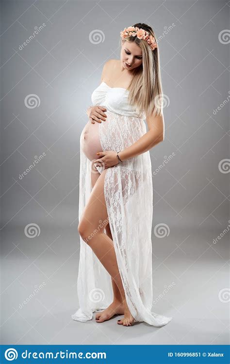 Retrato De Estudio Para Mujeres Embarazadas Imagen De Archivo Imagen