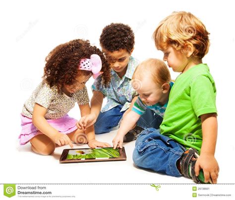 Juegos divertidos para niños y niñas. Four Little Kids Playing Tablet Stock Image - Image: 29738661