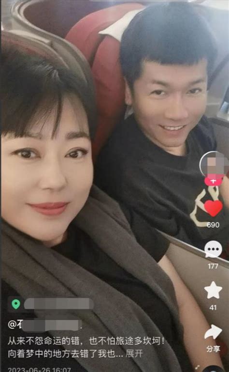 李菁菁再婚！54岁女星勇敢寻爱，与小鲜肉男友甜蜜秀恩爱李菁菁小鲜肉男友新浪新闻