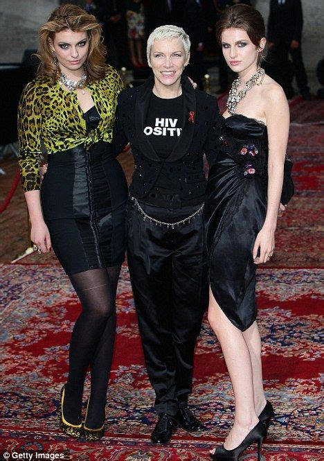 Annie Lennox And Her Daughters Tali And Lola Short Red Hair Really Short Hair The Scottish Play