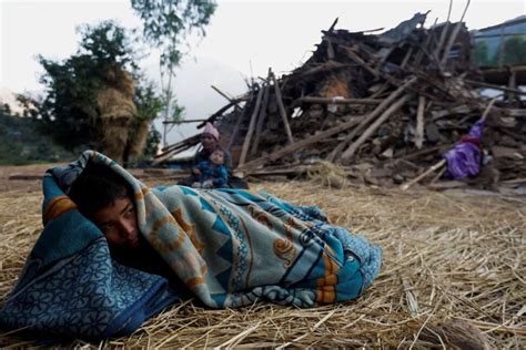 Sobbing Relatives Of Nepal Quake Victims Cremate Loved Ones