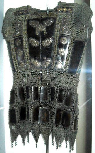 Istilah zirah identik dengan pakaian perlindungan untuk berperang pada zaman dahulu. Bugis (Indonesia) mail and plate armor (baju zirah Bugis ...