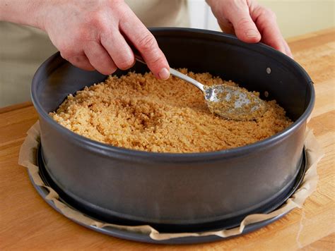 200 g kekskrümel nach wahl, 75 g geschmolzene butter bzw. Tortenboden ohne Backen - das wird knusprig! | LECKER