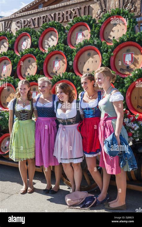 Deutschland Bayern München Oktoberfest Mädchen Gekleidet In Bayrischer Tracht Posiert Vor