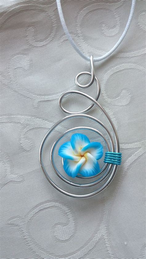Pendentif N bijoux fantaisie en fil aluminium argenté avec fleur de tiaré Pendentif par