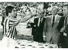 el capitán del Betis, Julio Cardeñosa, alza la copa del 75 aniversario ...
