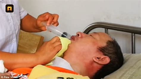 Chinese Woman Feeds Her Paralysed Husband Using Her Mouth Daily Mail