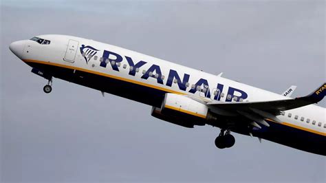 Ryanair Passenger Dies At 35 000ft As Holidaymakers Fight To Save His Life Mirror Online