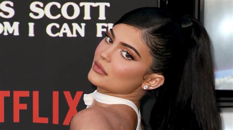 Kylie Jenner Is As Good At Applying Makeup As She Is Selling It Teen Vogue