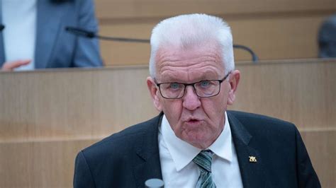 Kretschmann heads a coalition made up of two parliamentary parties: Coronavirus in Baden-Württemberg: Kretschmann räumt Fehler ...