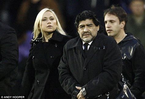 Dort sind auch seine eltern zu grabe getragen worden. Diego Maradona SLAPS journalist before Argentina legend ...