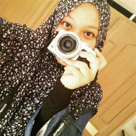 Hijab Girl With Camera Girls With Cameras Round Sunglasses Hijab