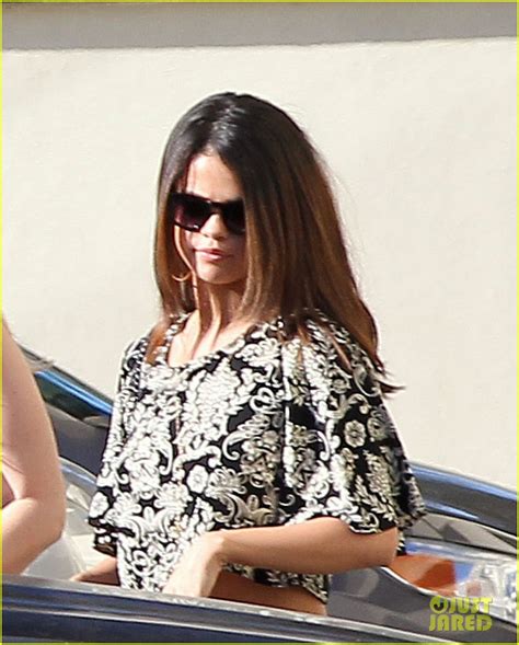 Selena Gomez Shows Off Lots Of Skin In A Crop Top Photo 3053083
