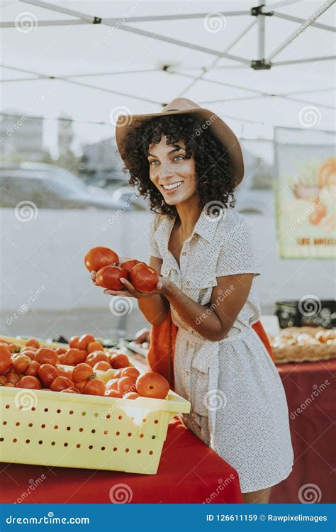 Woman Buying Tomatoes At A Farmers Market Stock Image Image Of Hair