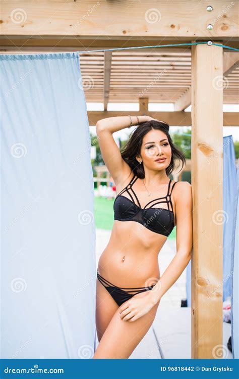 Mooie Sexy Vrouw In Bikini Het Stellen Op Het Zwembad Van Het Zitkamerbed Dichtbij Bij De