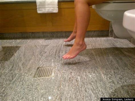 jessica simpson tweets barefoot bathroom photo and looks extremely pregnant in new york photos