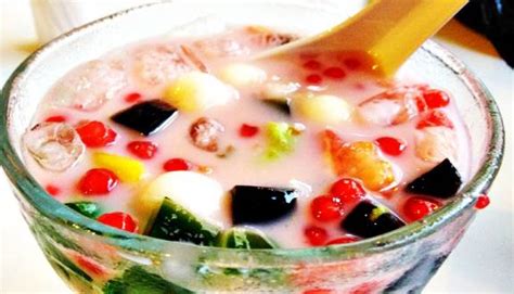 This cold and sweet beverage is made of diced fruits, such as honeydew, cantaloupe, pineapple, papaya, squash, jackfruit and kolang kaling (arenga pinnata fruit), mixed with shaved ice or ice cubes, and sweetened with liquid sugar or syrup. Es Buah Spesial Hidangan Buka Puasa Buatan Orang Spesial