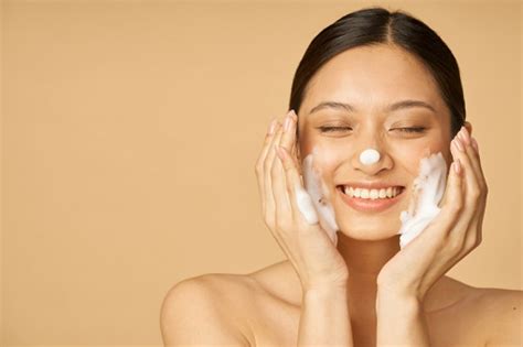 10 Facial Foam Terbaik Untuk Kulit Sensitif Dan Harga