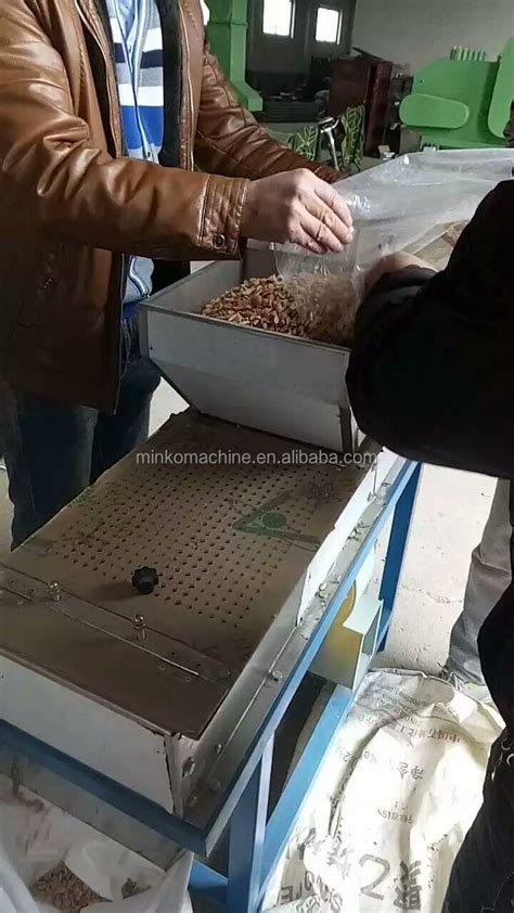 Small Wet Peanuts Peeling Machine Groundnut Peeler Roasted Peanut