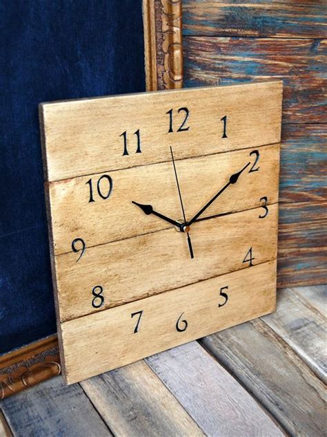 We are talking about a diy wooden pallet clock. Beautiful DIY 10 Wooden Pallet Clock | Pallets Designs