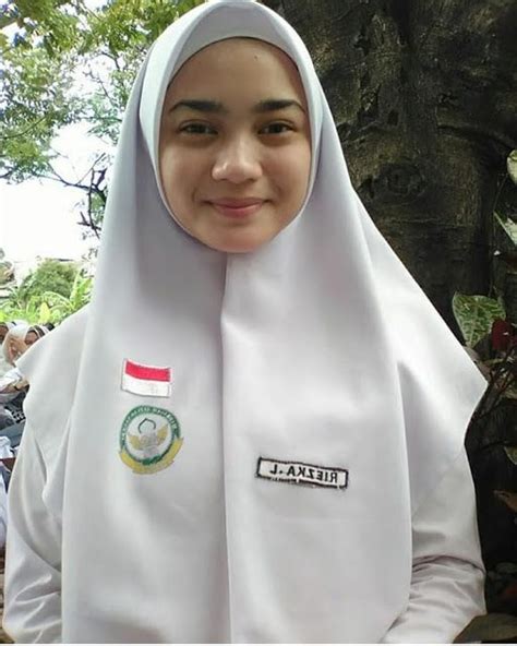 School Girl Wearing Hijab Kecantikan Gadis Gadis Lucu