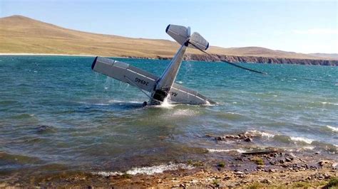 По данным сми, авария произошла при заходе на посадку. Самолёт упал в Байкал: экскурсия едва не обернулась трагедией