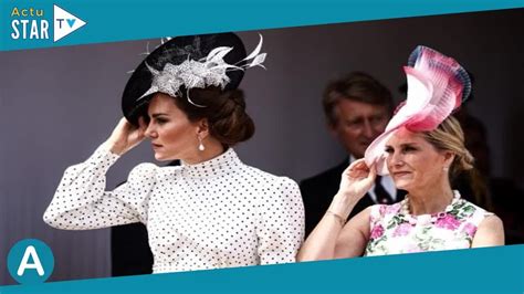 Kate Middleton sublimissime chignon tressé chapeau robe à pois