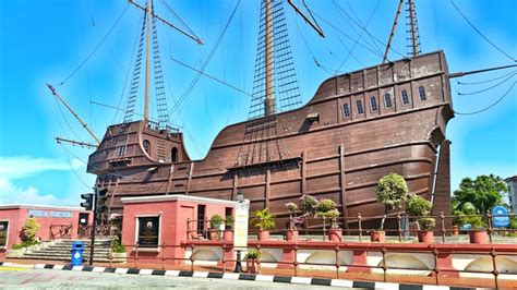 The vessel was built in lisbon in 1502 and at the time of its construction it was one of the largest and most beautiful galleons of the time. Muzium Samudera (Flor De La Mar) - Muzium & Galeri Melaka