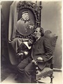 Menotti Garibaldi con il figlio accanto al ritratto di Giuseppe ...