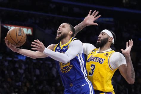 Nba Playoffs Lonnie Walker Lakers Fend Off Stephen Curry To Take 3 1