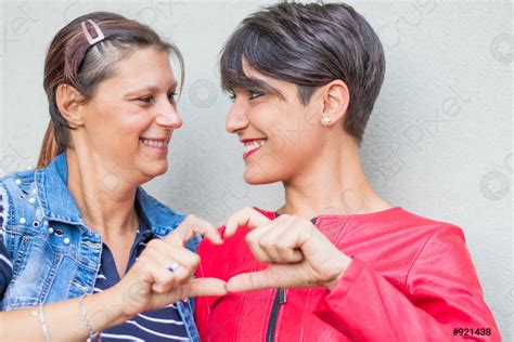 lesbisch paar vormen hartvorm met handen stockfoto crushpixel