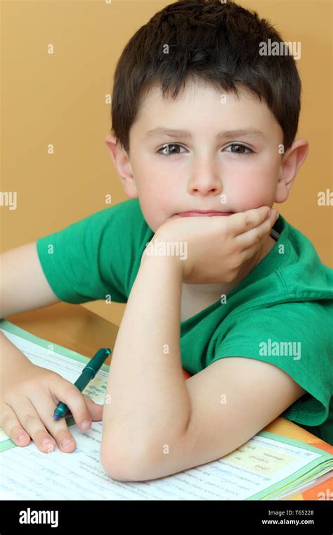 Boy Haciendo Los Deberes De La Escuela Con El Libro Fotografía De Stock