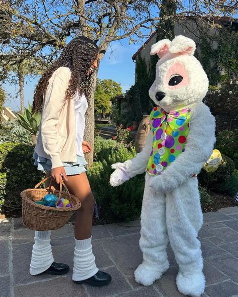 Heidi Klum Celebrates Greek Easter She Broke Eggs And Took A Photo