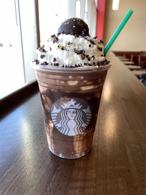 You Can Get A New Years Ball Drop Frappuccino At Starbucks Complete With A Cake Pop Comida Do