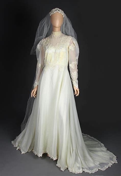 Https://tommynaija.com/wedding/beetlejuice Wedding Dress Geena Davis