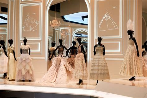 La Historia De Christian Dior El Diseñador Que Introdujo Elegancia Y