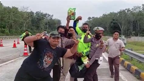 Tangkap Pengedar Di Gerbang Tol Simpang Pematang Mesuji Polisi